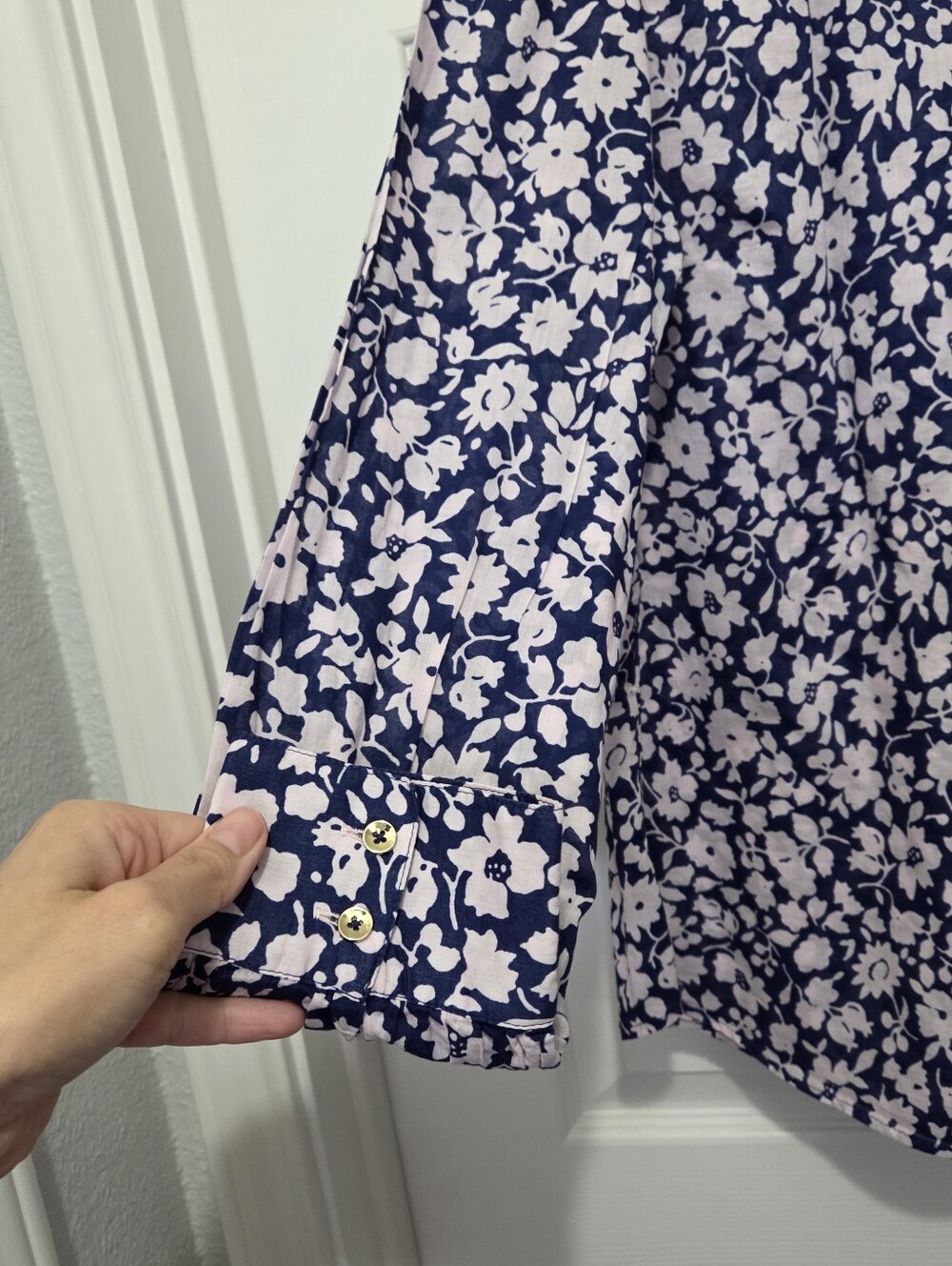Talbots 100% Cotton Navy Pink Ditsy Floral Smocked Split Neck Top Size Medium - Picture 5 of 9
